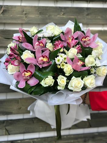 Букет цветов из: Розы и Хризантемы в Коммунистический