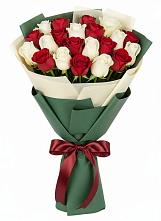 Букет Микс из красных и белых роз в Коммунистический