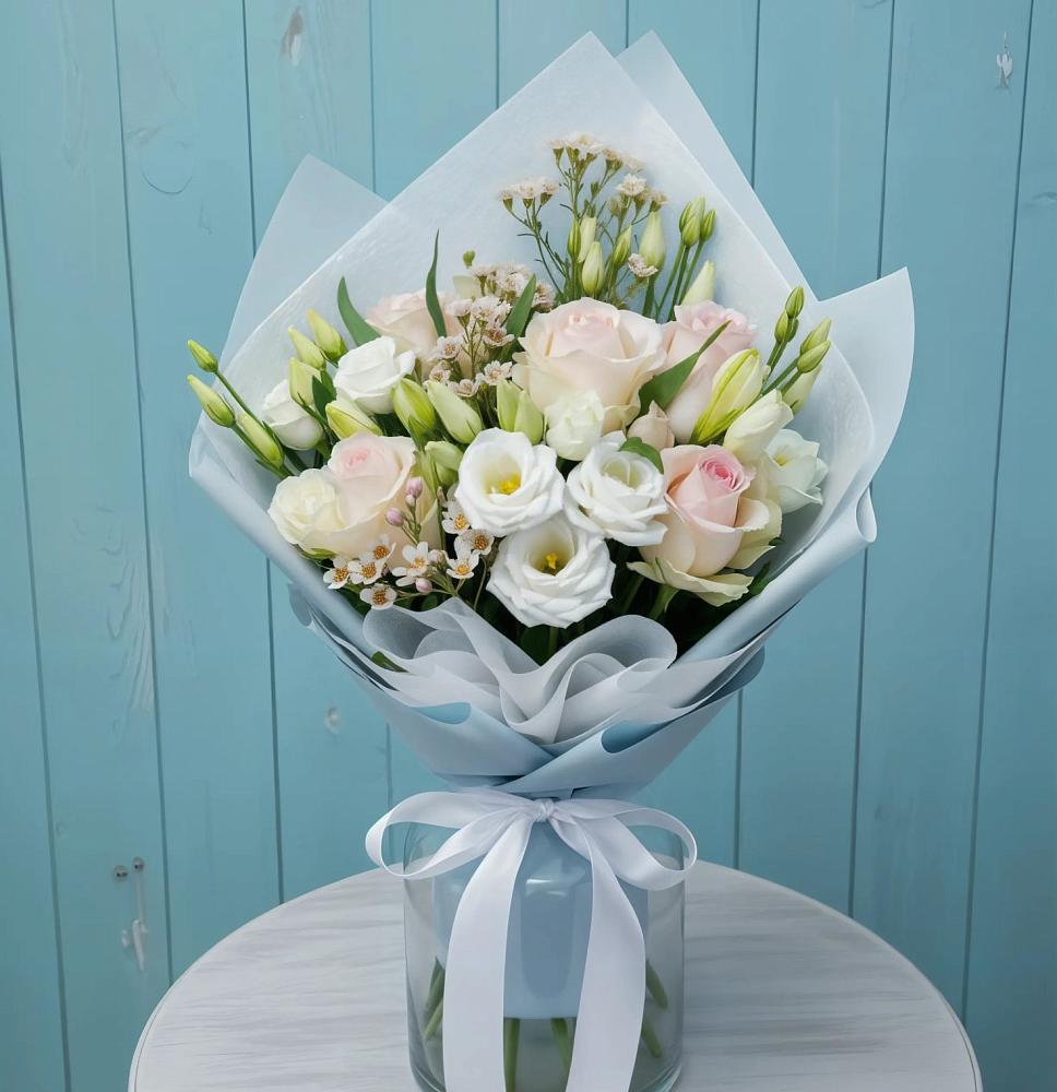 Букет цветов из: Розы и Лизиантусы в Коммунистический