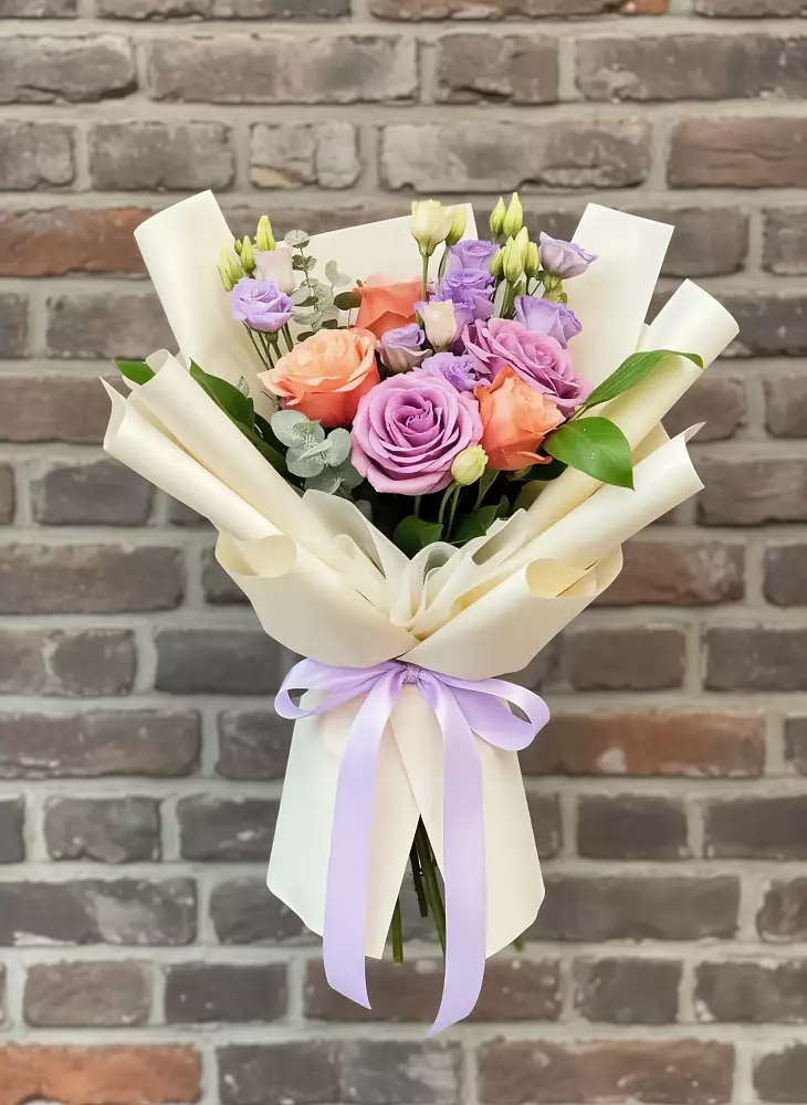 Букет цветов из: Лизиантусы и Розы в Коммунистический