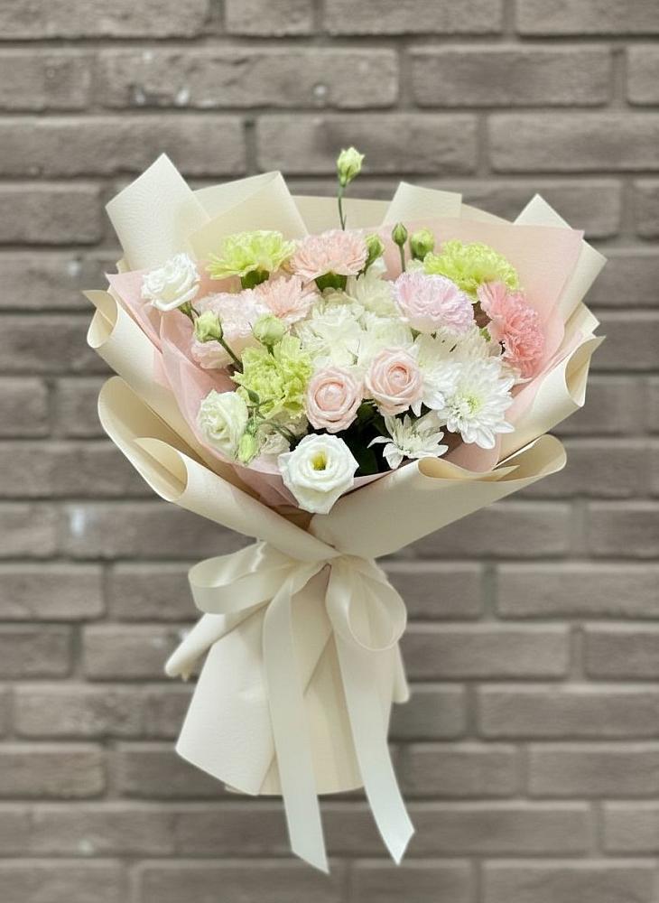 Букет цветов из: Гвоздики, Розы, Лизиантусы и Хризантемы в Коммунистический