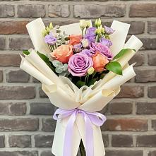 Букет цветов из:  Лизиантусы и Розы в Коммунистический