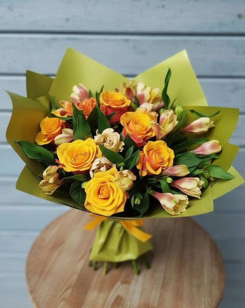 Букет цветов из: Альстромерии и Розы в Коммунистический