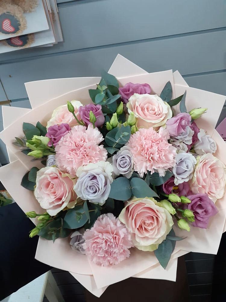 Букет цветов из: Розы, Гвоздики и Лизиантусы в Коммунистический