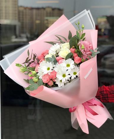 Букет цветов из: Розы, Лизиантусы и Хризантемы в Коммунистический