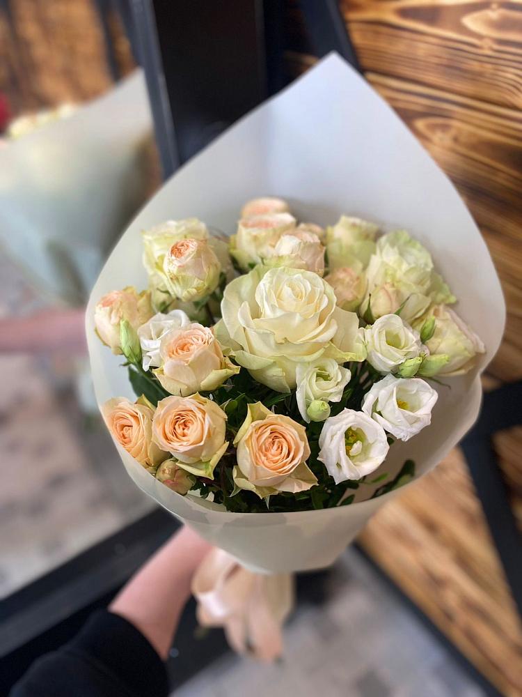 Букет цветов из: Розы и Лизиантусы в Коммунистический